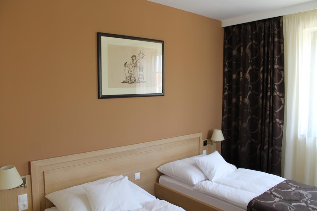 Tiffán's Pincészet és Panzió Hotel Villány Szoba fotó